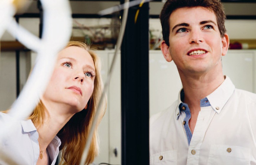 M.Sc. Anna Schmidt and Dr. rer. nat. Benjamin Kühnreich in the research laboratory. Photo: Katrin Binner
